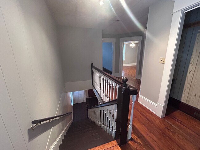 Building Photo - Spacious 3 BR home, Minutes to Medical Cen...
