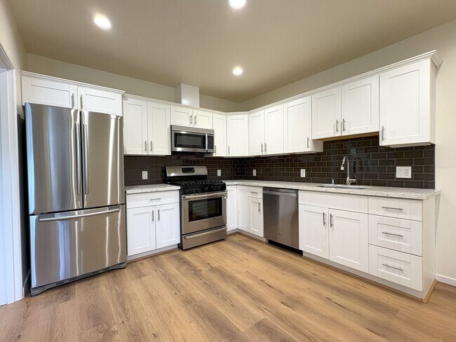 Building Photo - Beautifully Updated 2BR/2BA – Yard & Garage