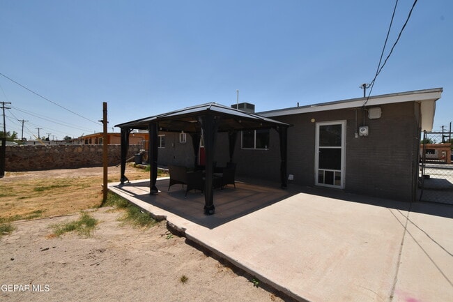 Building Photo - 304 Maricela Dr