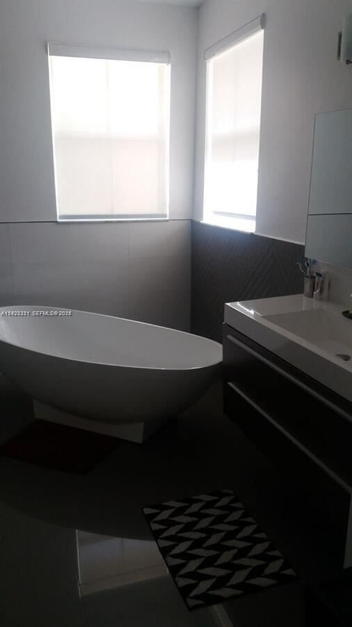 Building Photo - 7903 NW 111th Ct