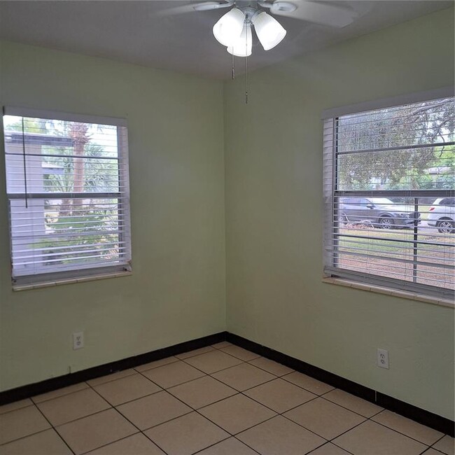 Building Photo - 627 61st Ave S