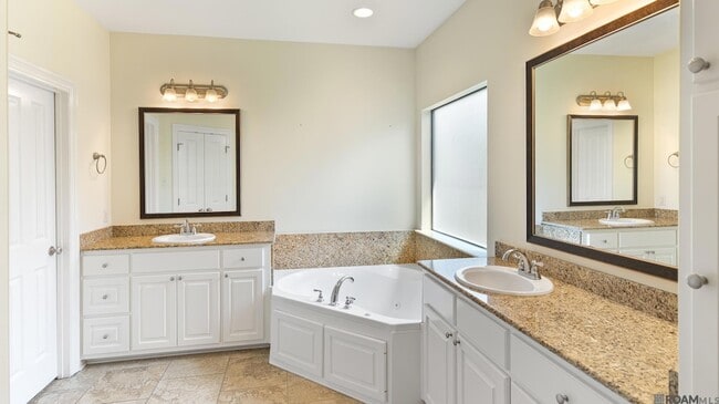 Building Photo - 7945 Seville Ct