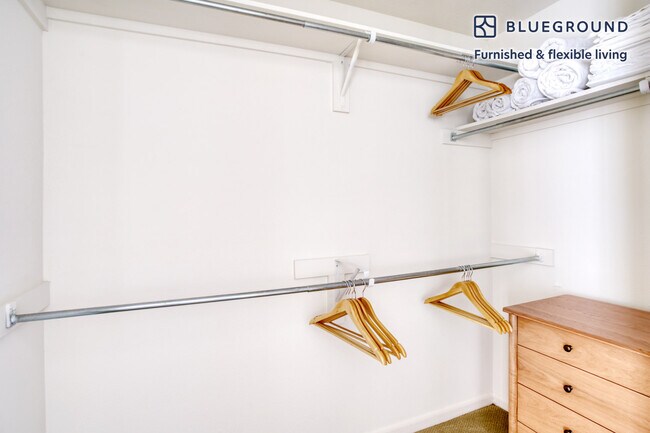 Building Photo - 11601 Century Oaks Terrace