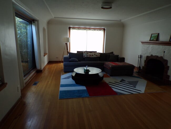 Building Photo - 4621 NE Royal Ct