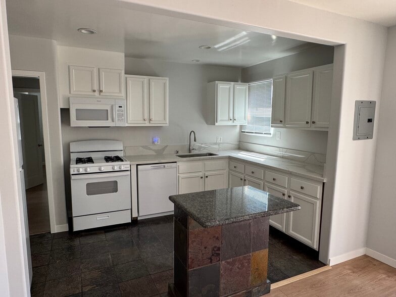 Building Photo - 5943 Tujunga Ave