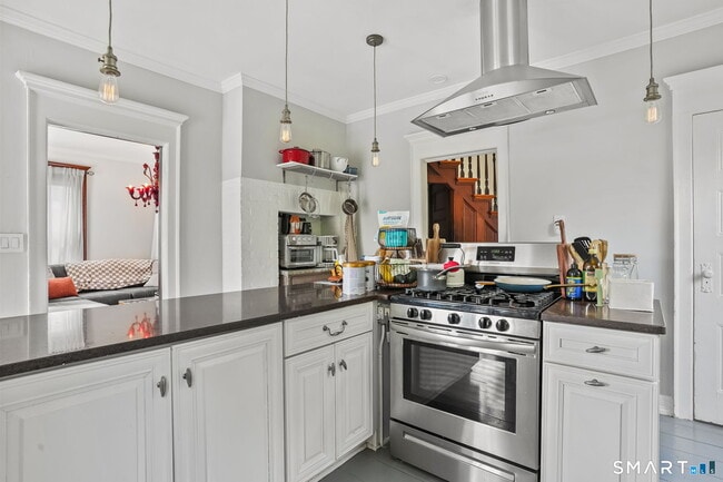 Building Photo - 8 Quintard Ave