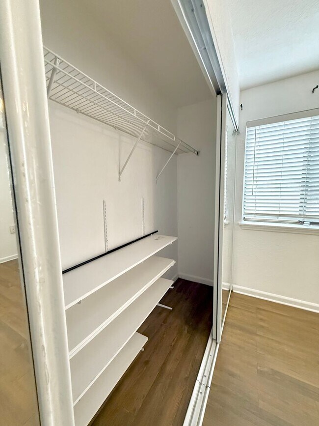 Building Photo - Now available! Charming 2 bed / 1 bath condo in a prime Tallahassee location.