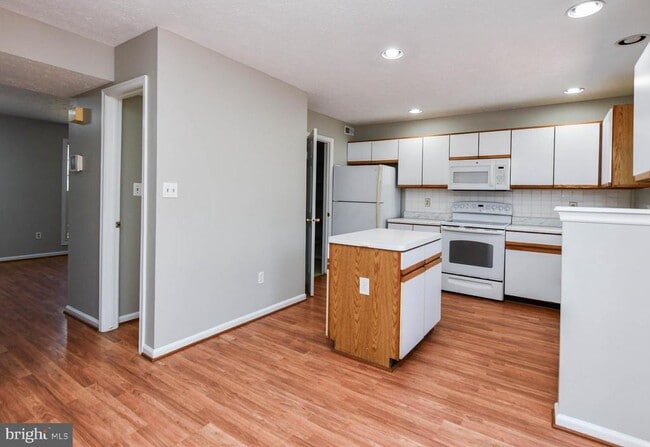 Building Photo - 2156 Commissary Cir