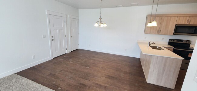Building Photo - 6668 Twin Rocks Ln
