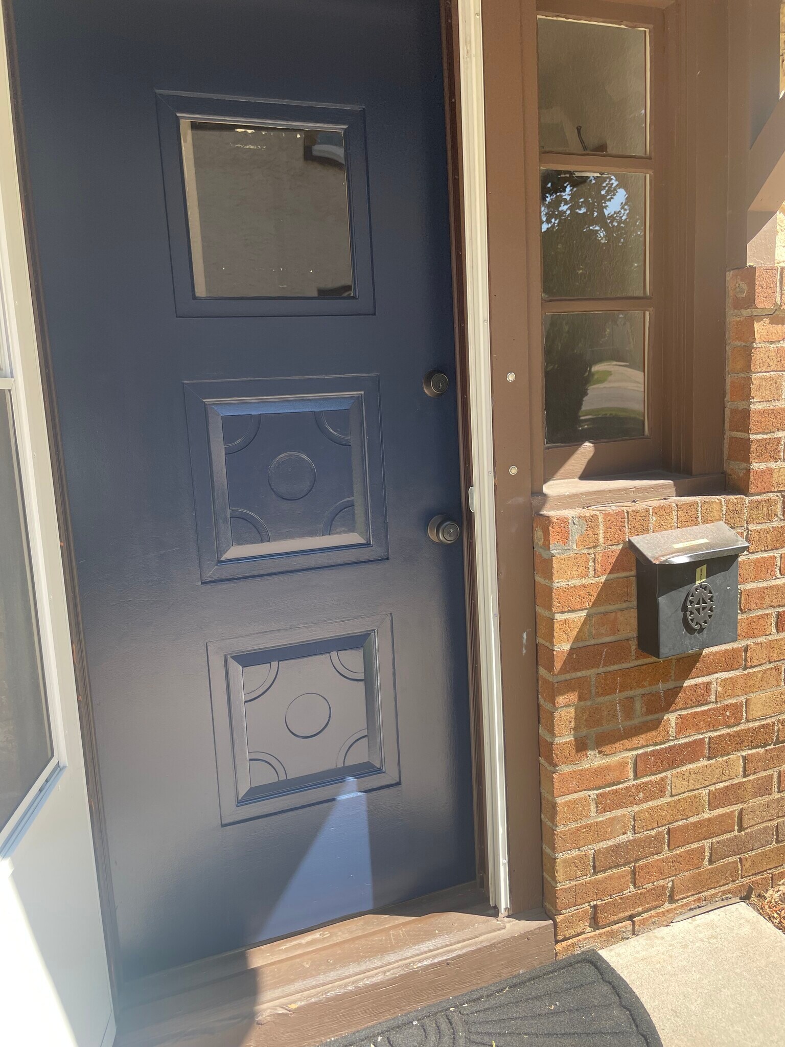 Entrance - 261 Robie St W