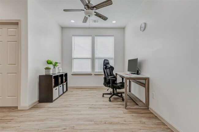 Building Photo - 2115 Esther Dr