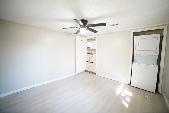 Building Photo - 318 Meadowbrook Ln