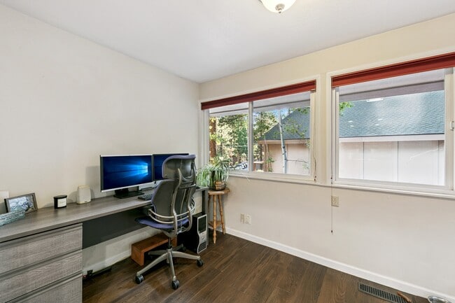 Building Photo - 275 Paiute Dr