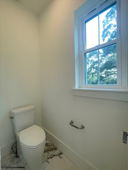 Building Photo - 517 13th Ave S