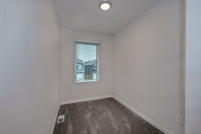 Building Photo - 5 bed 2 bath In Marysville