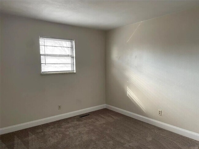 Building Photo - 711 Plankway Dr