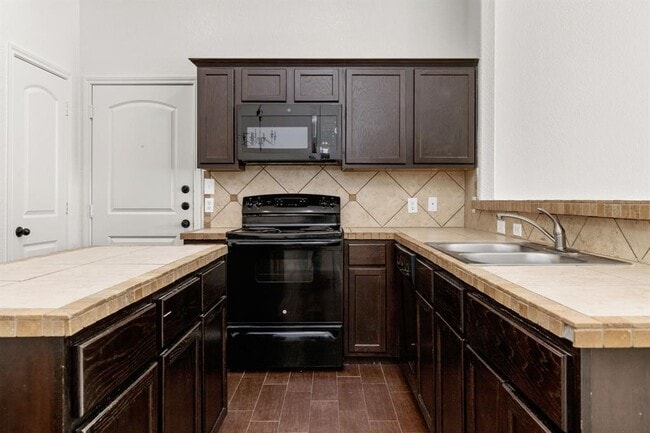 Building Photo - 586 Creekside Cir