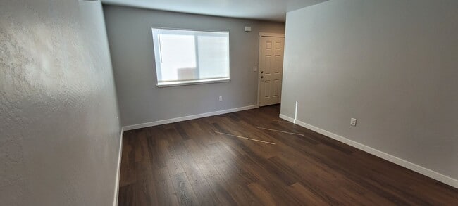 Building Photo - Spacious & Cozy Townhome for Rent