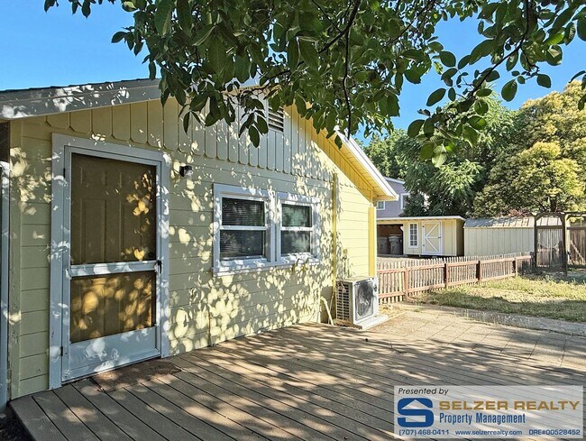 Building Photo - 539 N School St