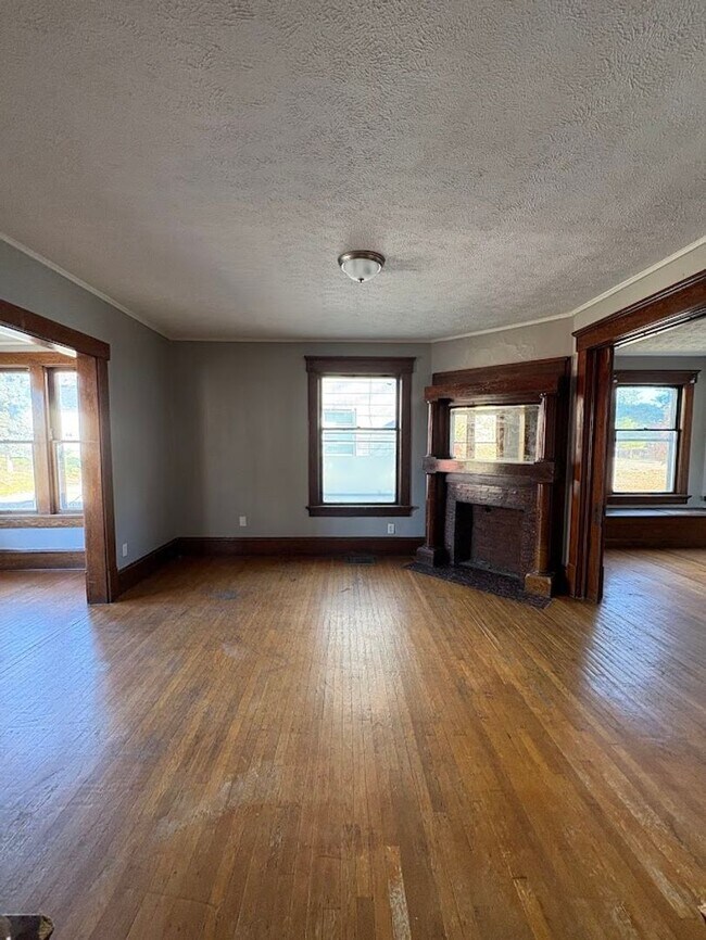 Building Photo - Two bedroom one bathroom 1st level for rent