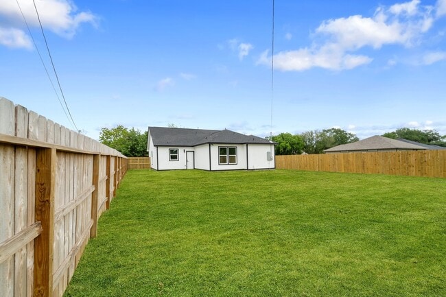 Building Photo - 821 Empire St