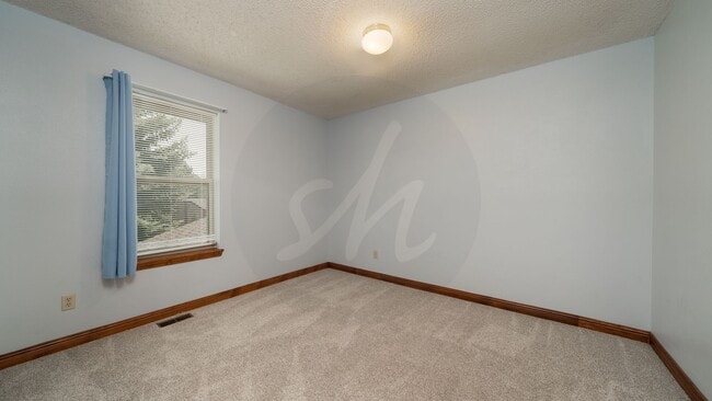 Building Photo - 5 Bedroom 3.5 Bath Home in Discovery @ Rockrimmon