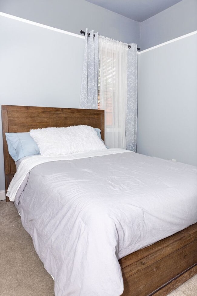 Building Photo - Spacious 4/3.5 w/ Master on Main and Fully...