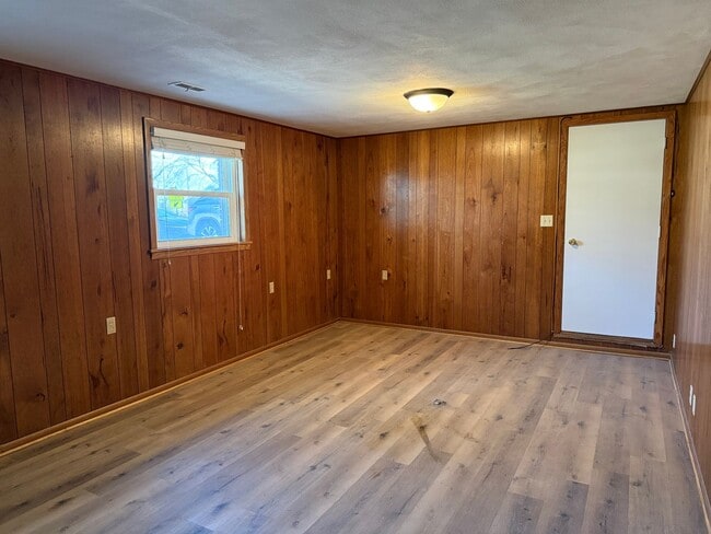 Building Photo - Comfortable, Updated Home in the Heart of Roseville. Avail NOW. *In-Unit Laundry*