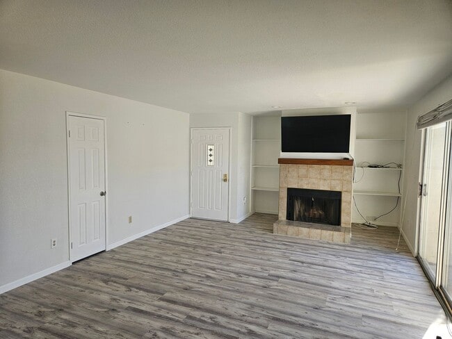 Building Photo - 1/2 OFF 1 MONTH'S RENT!!!!   2 Bedroom Condo in Marina Villas