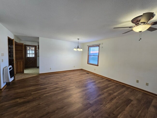 Building Photo - NEW LISTING!!!!!