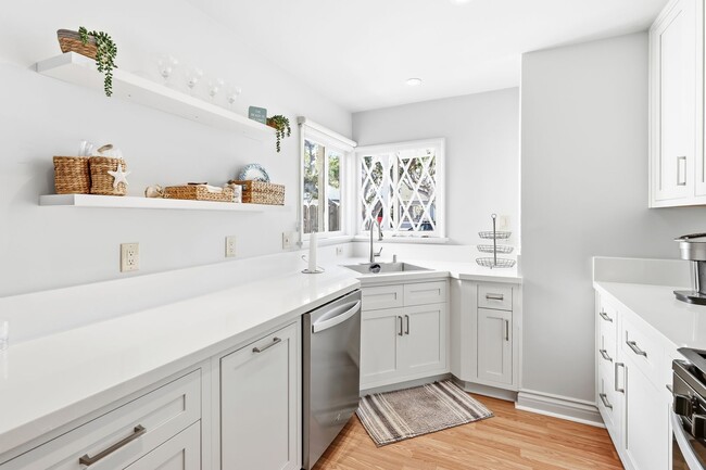 Building Photo - Furnished Balboa Peninsula Point Cottage Home | Available November 1st – April 30th