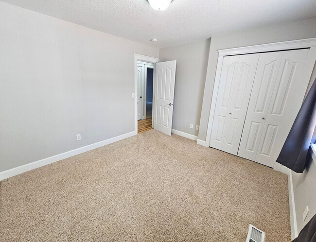 Building Photo - 917 N Cascade Dr