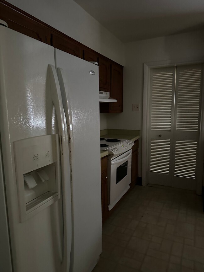 Building Photo - 5162 Meadowcrest Cir