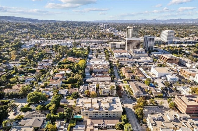 Building Photo - 4430 Noble Ave