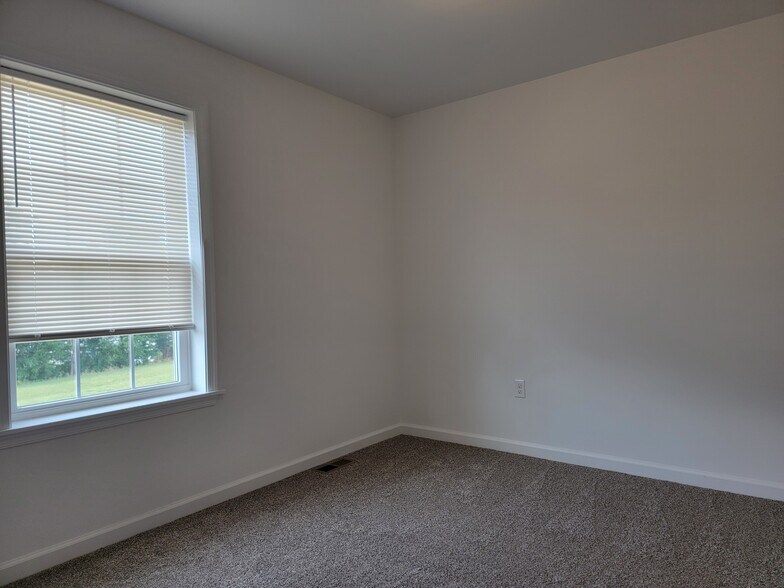 Building Photo - 122 Robert Cir