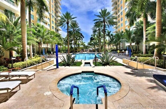 Building Photo - 700 E Boynton Beach Blvd