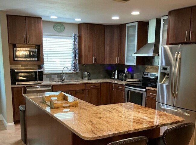Building Photo - Seasonal Rental Home in Flamingo Estates