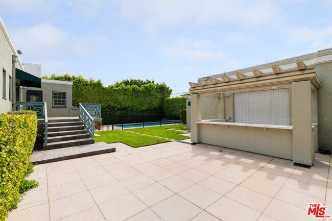Building Photo - 803 N Rexford Dr