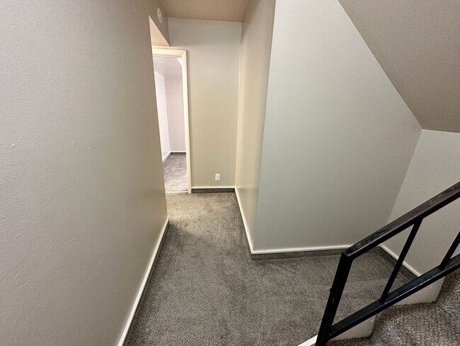 Building Photo - Townhome near Pawnee and Meridian