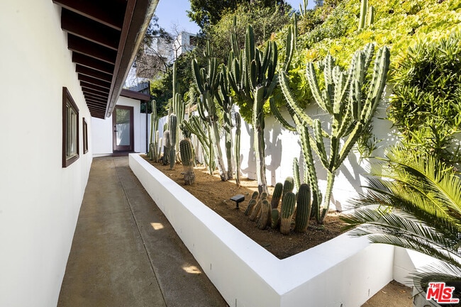 Building Photo - 2251 Sunset Heights Dr