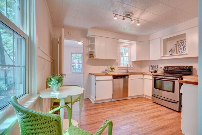 Building Photo - Charming Cape Cod Home - Fenced Yard, Detached Garage, Pet Friendly!