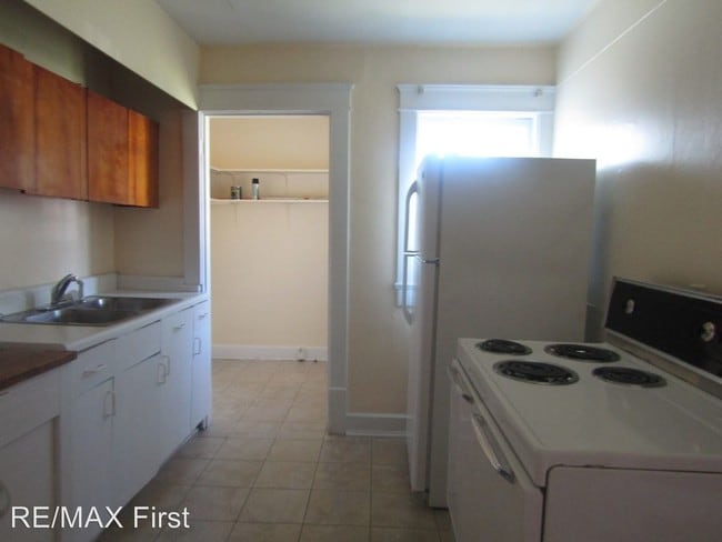 Building Photo - 2 br, 1 bath House - 303 N. Houston St.