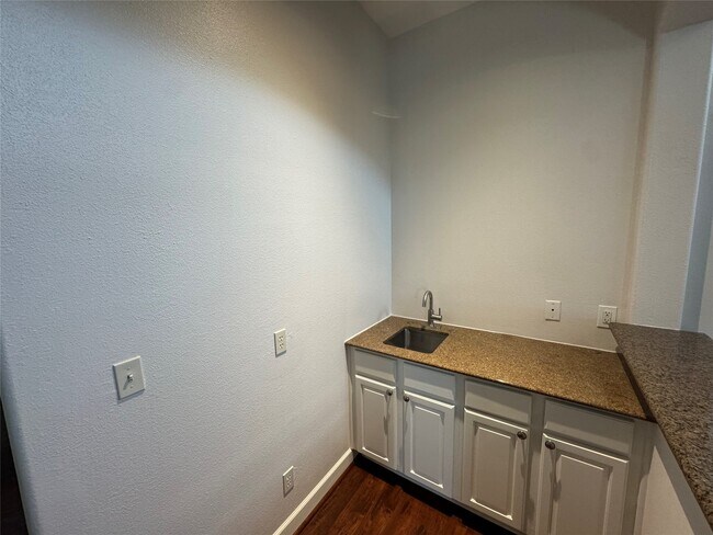 Building Photo - 107 Island Blvd