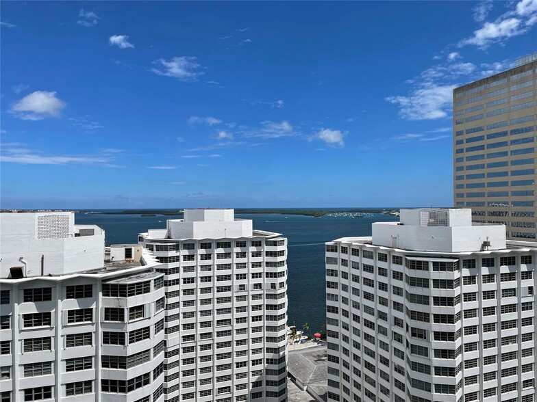 Building Photo - 950 Brickell Bay Dr