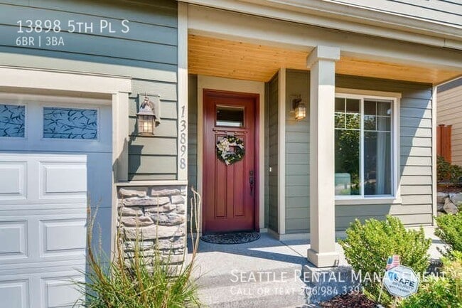 Primary Photo - Burien - Rare 6 Bedroom Home Hidden Betwee...
