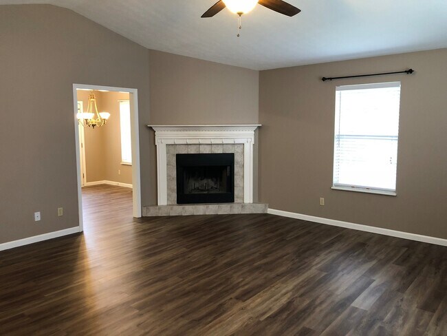 Building Photo - Maryville 37804 - 3 bedroom, 2 Bath Home , 2 car garage - Contact Donna Bailey (865) 389-6590