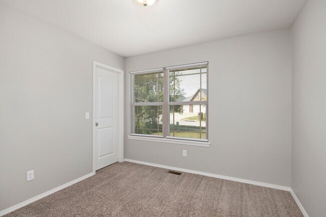 Building Photo - 662 S Long Dr