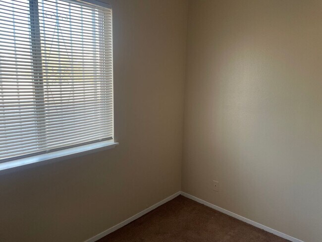 Building Photo - BEAUTIFUL AND AFFORDABLE 2 BEDS 1  BATH APARTMENT AVAILABLE FOR RENT !!!