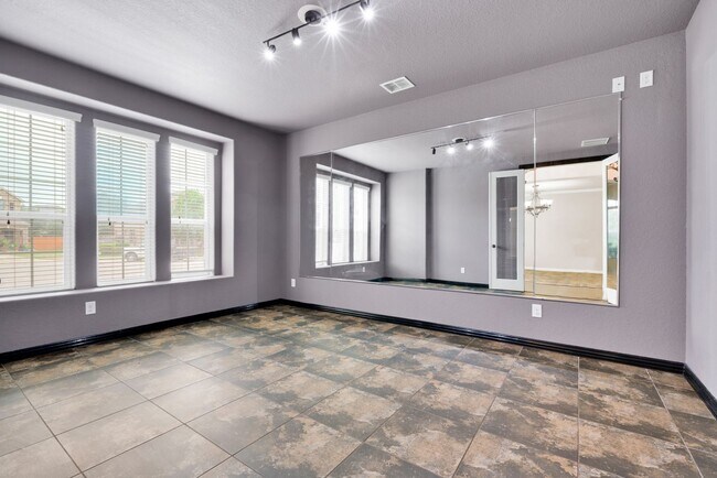 Building Photo - Spacious 5-Bedroom Beauty in Estonia –  with Community Perks!