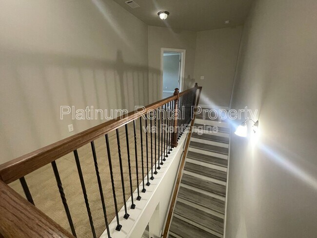 Building Photo - 5180 Mirror Lake Dr